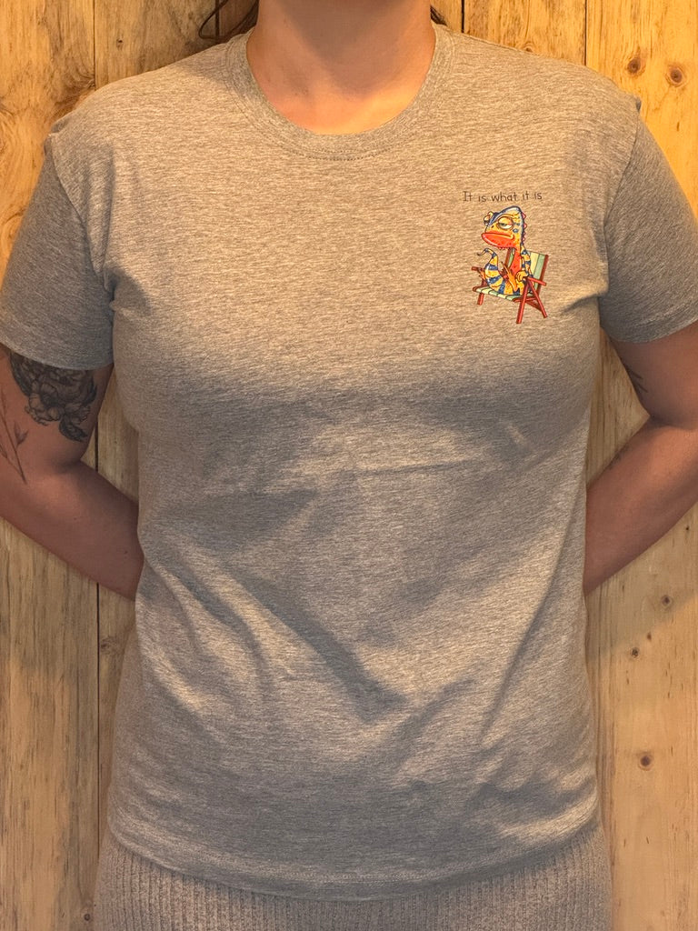 t-shirt met borstopdruk Kameleon 'It Is What It Is'