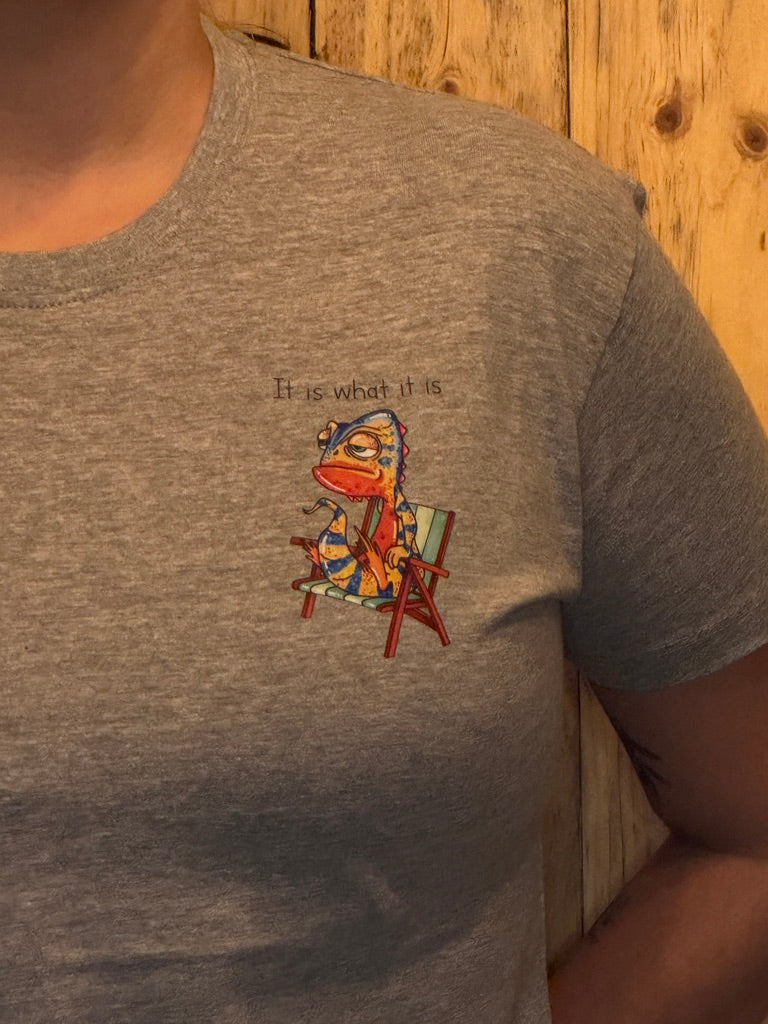t-shirt met borstopdruk Kameleon 'It Is What It Is'